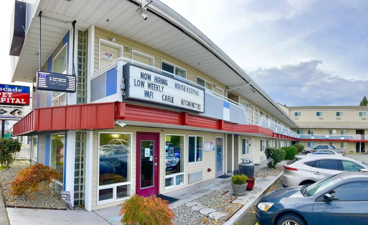 Americas Inn & Suite 10