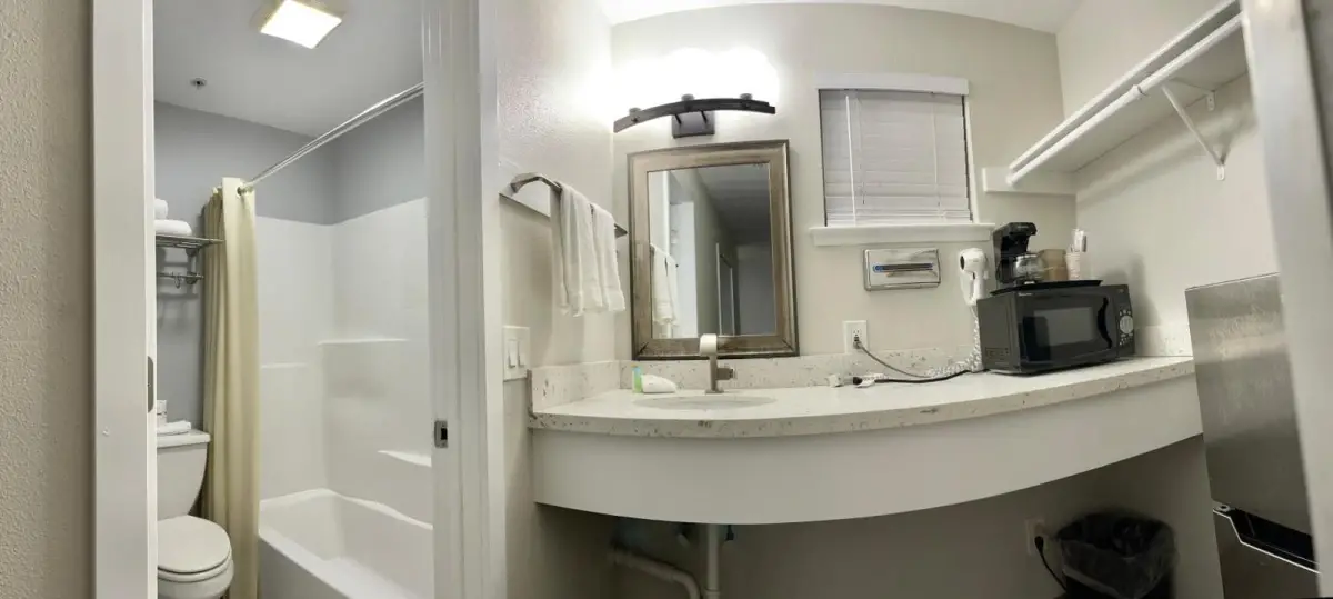 Americas Inn & Suite 4