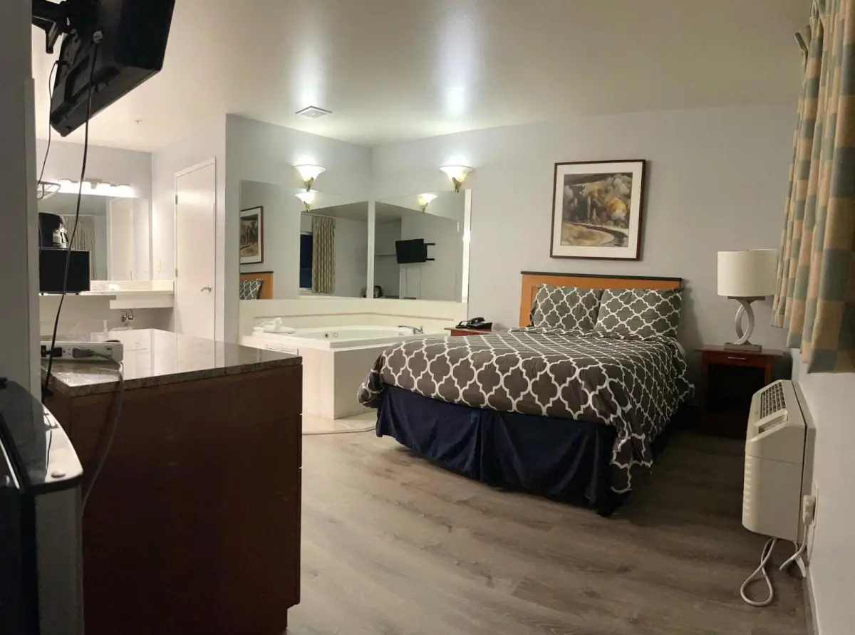 Americas Inn & Suite 7