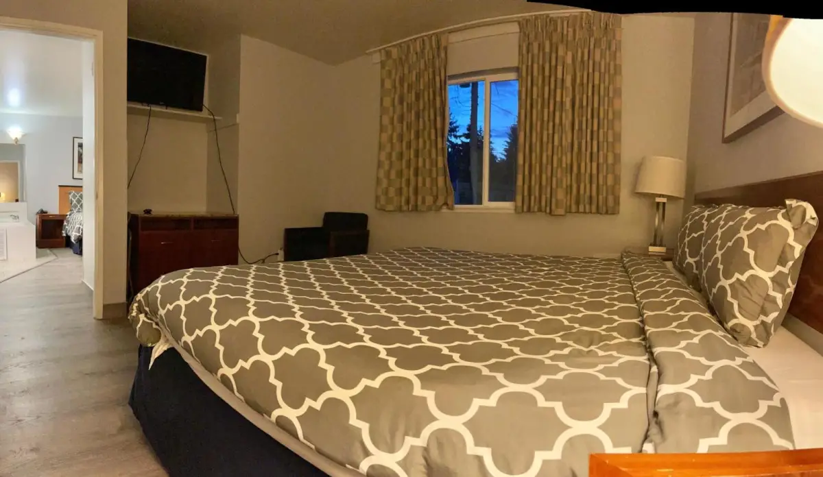 Americas Inn & Suite 8