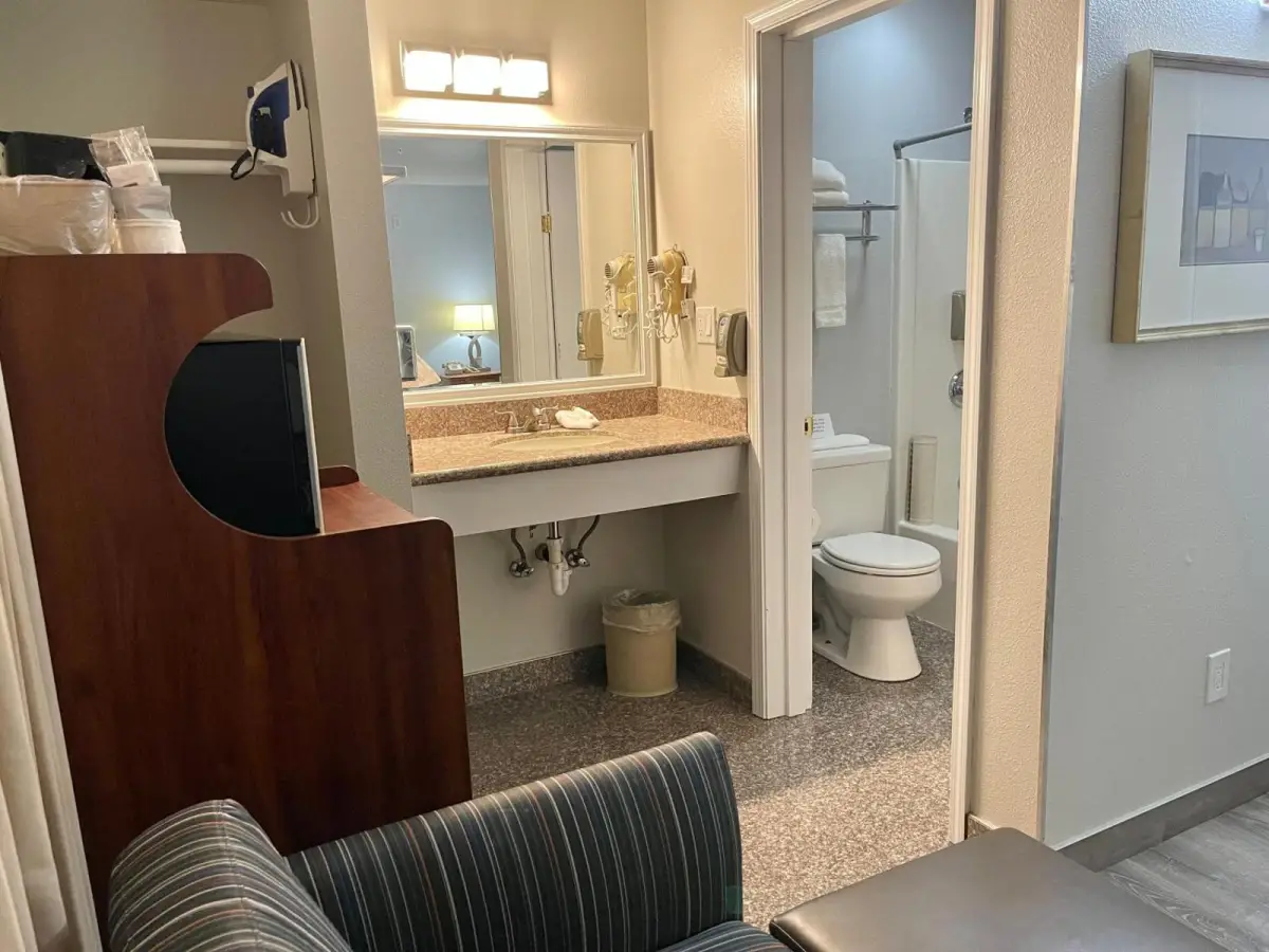 Americas Inn & Suite 9